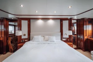 2000-benetti-classic-115-for-sale-in-dubai-19
