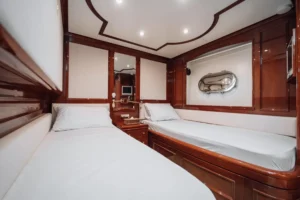 2000-benetti-classic-115-for-sale-in-dubai-24