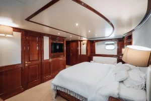 2000-benetti-classic-115-for-sale-in-dubai-35