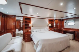 2000-benetti-classic-115-for-sale-in-dubai-36