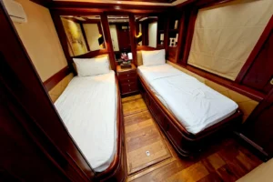 2003-benetti-100-tradition-for-sale-in-dubai-7